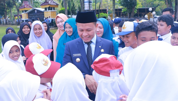 Pemko Pekanbaru Targetkan 8.000 Siswa Kurang Mampu Terima Seragam Sekolah Gratis Pemko Pekanbaru Targetkan 8.000 Siswa Kurang Mampu Terima Seragam Sekolah Gratis