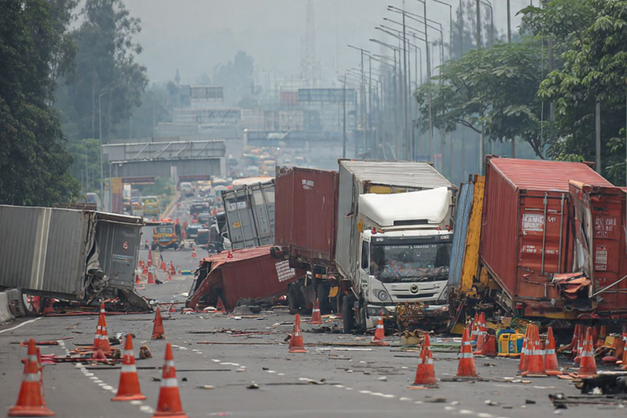 Truk Kontainer Terguling di Tol Slipi, Dua Orang Meninggal Dunia Truk Kontainer Terguling di Tol Slipi, Dua Orang Meninggal Dunia