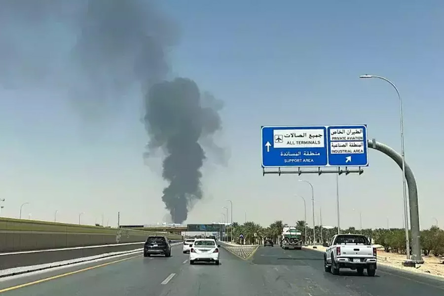 Gedung Saudi Aramco di Dhahran Dilanda Kebakaran Usai Serangan Rudal, Tiga Lantai Dilaporkan Rusak