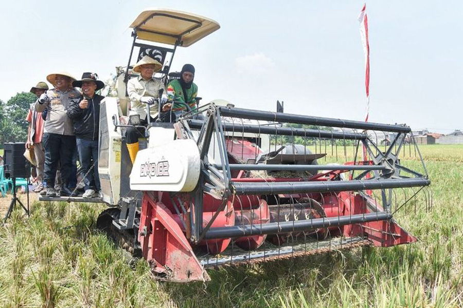 Mardiono Turun Langsung ke Sawah di Bandung, Petani Terima Bantuan Traktor Mardiono Turun Langsung ke Sawah di Bandung, Petani Terima Bantuan Traktor