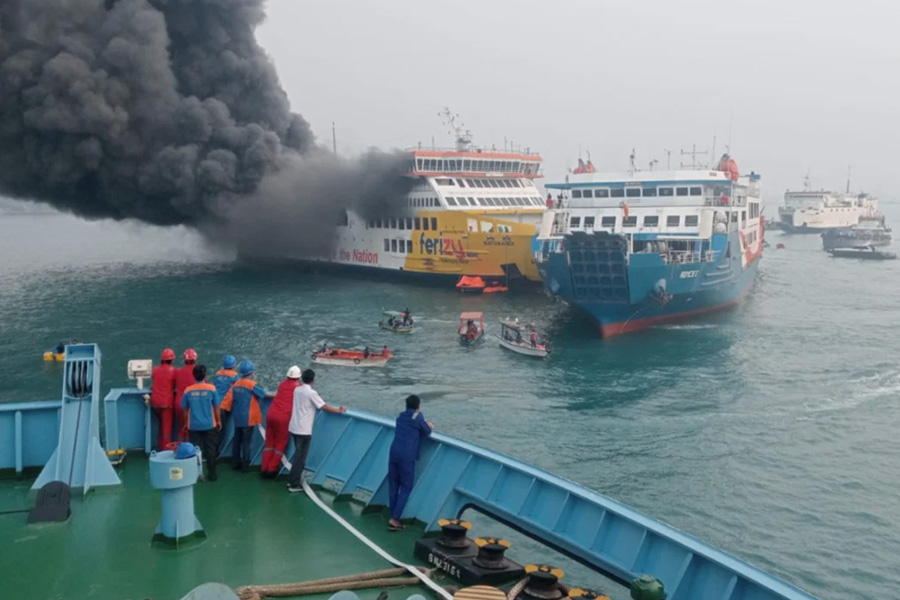 KMP Batumandi Dilalap Api di Perairan Merak, Penumpang dan Kru Dievakuasi
