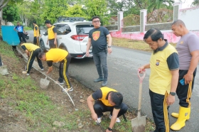 Wakapolres Donggala Pimpin Bersih-Bersih Mako Sambut Hari Bhayangkara ke-80