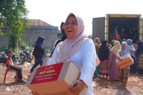 Polri Gelar Bakti Sosial di TPA Burangkeng, Warga Bekasi Terima Bantuan Jelang Hari Bhayangkara ke-80