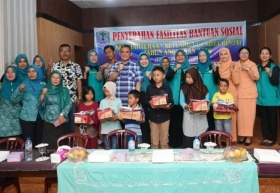 Sekda Binjai Serahkan Bantuan Sosial Berupa Sepatu dan Seragam Sekolah