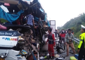 Balita dan Lansia Tewas dalam Kecelakaan Bus di Tol Pekanbaru-Dumai