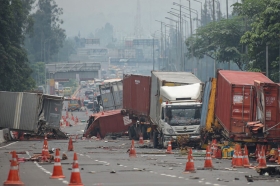 Truk Kontainer Terguling di Tol Slipi, Dua Orang Meninggal Dunia